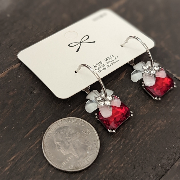 Earrings - Dangling with rectangular and floral accent - Picture 4 of 4